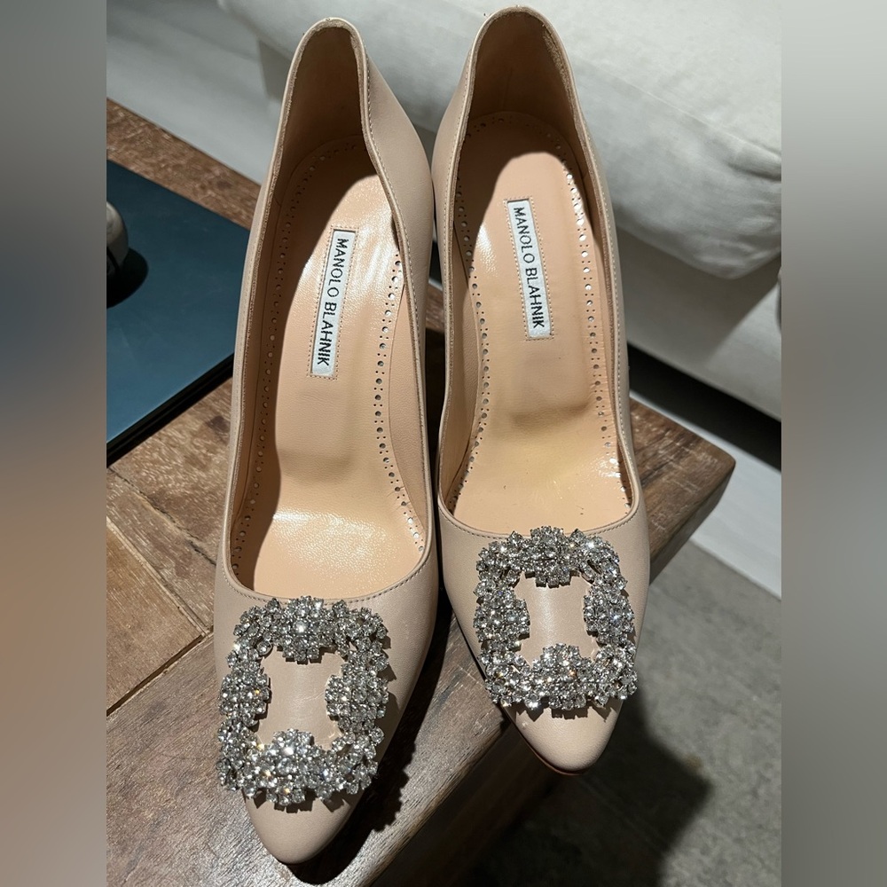 Manolo Blahnik. Hangisi Crystal Buckle Pump.